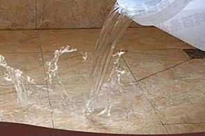 平江漏水维修 免砸砖防水材料该如何施工